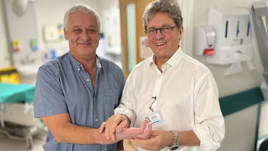 El singular reencuentro entre paciente y cirujano 10 años después del primer trasplante de mano en Reino Unido