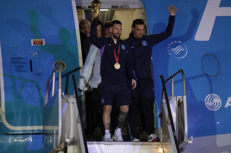 Con Messi a la cabeza, los campeones del mundo llegan como héroes a Argentina