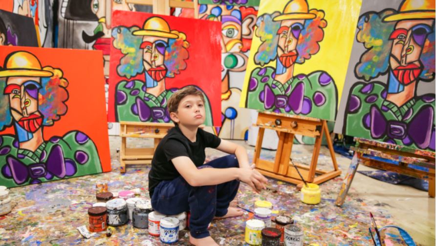 Andrés Valencia, el “pequeño Picasso” de 11 años que vende cuadros por miles de dólares