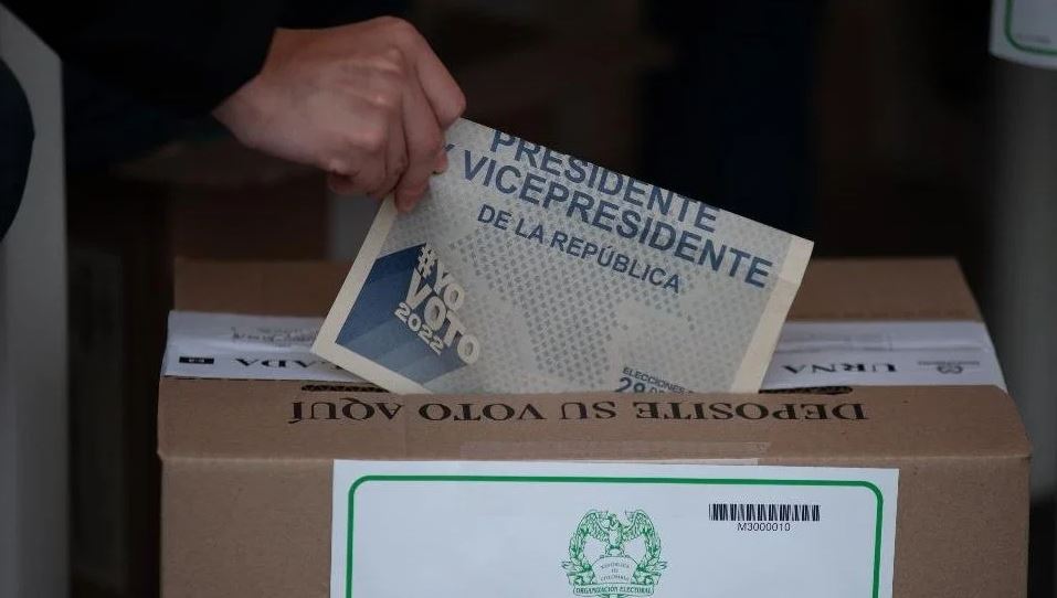 Cómo el 2022 mostró la importancia del centro político en los países de América (aunque se hable más de la polarización)