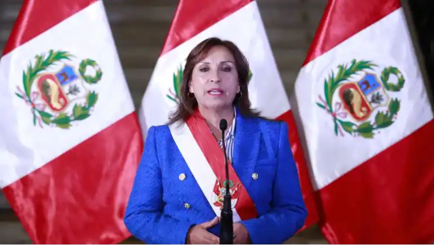 Presidenta de Perú propone adelantar elecciones tras protestas que dejan 2 muertos
