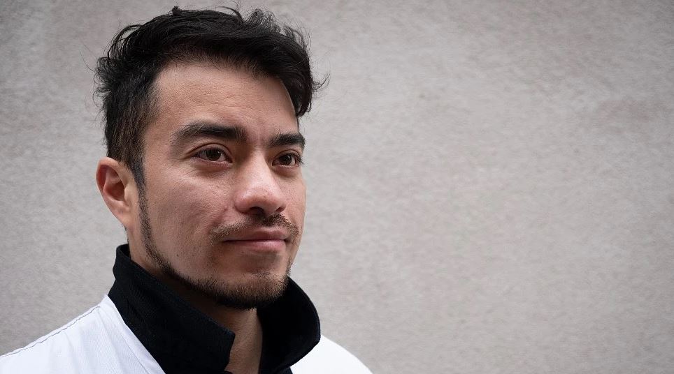 “Dicen que perdieron todo por lo que valía la pena vivir”: el psicólogo mexicano que ayuda a babushkas atrapadas por la guerra en Ucrania