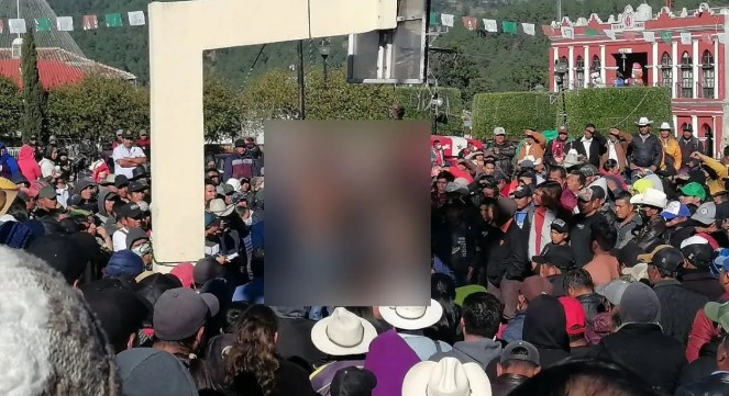 Imágenes: El momento en que un comando armado rescata a supuestos robacarros que permanecían colgados
