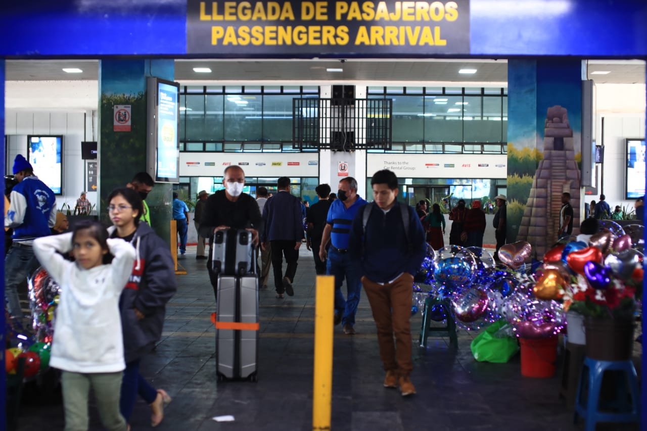 “Es una gran bendición tenerlos aquí”: Guatemaltecos llegan al aeropuerto para recibir a familiares que vienen del extranjero