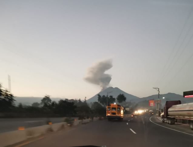 Insivumeh da detalles de la actividad eruptiva de los volcanes De Fuego, Santiaguito y Pacaya
