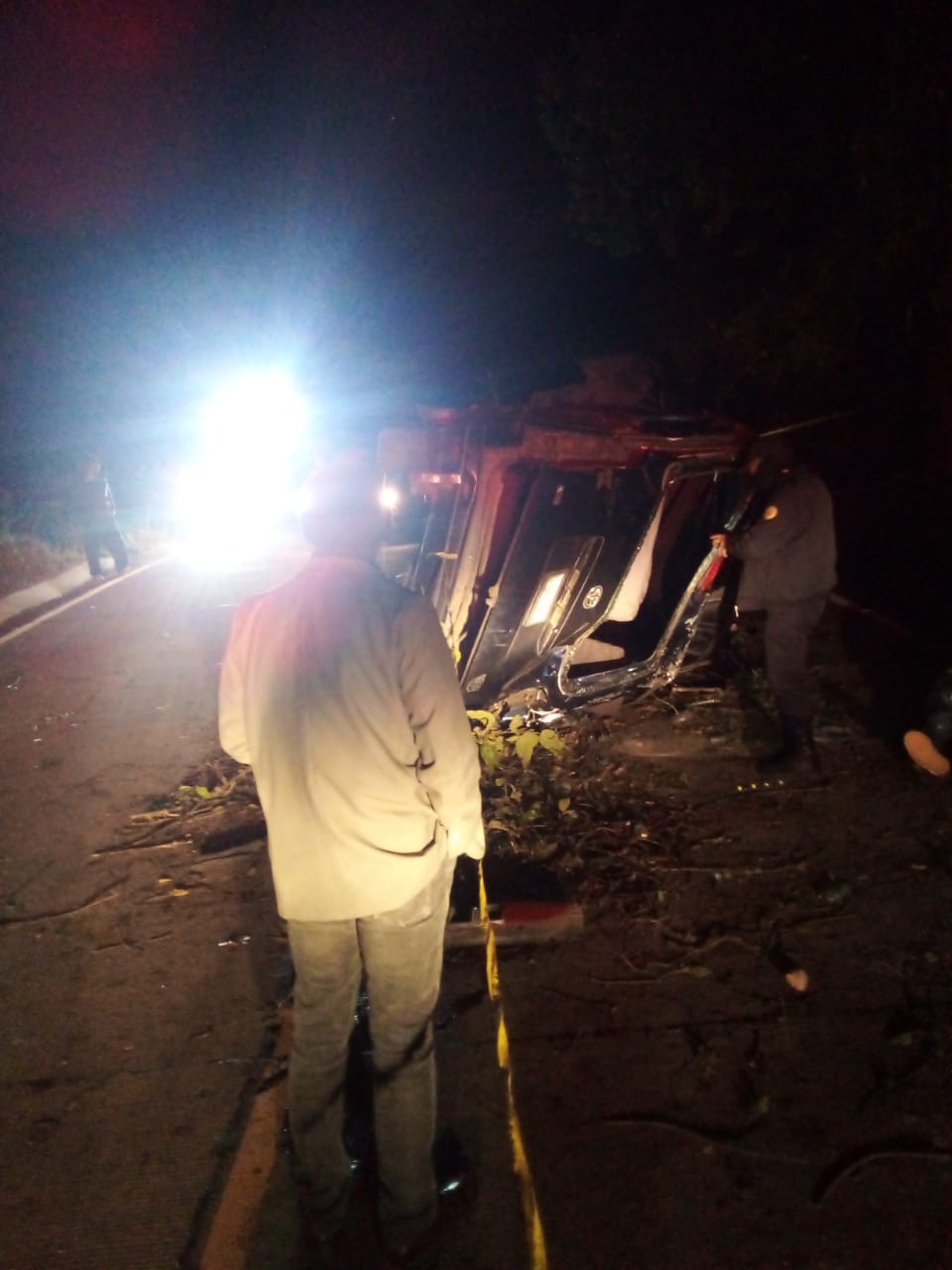 Microbús vuelca en ruta a Santa Clara La Laguna y deja dos muertos y cinco heridos