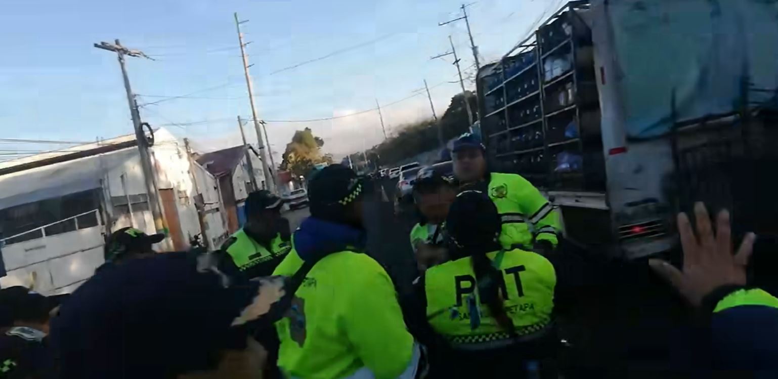 Graban pelea entre agentes de las PMT de San Miguel Petapa y Villa Canales