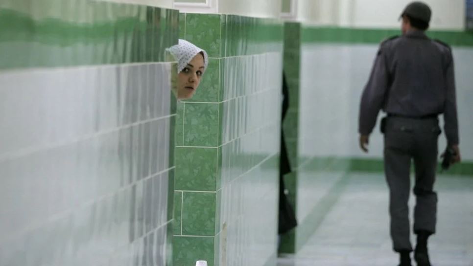 “Los sonidos de torturas continuaron durante horas”: la brutal carta de una joven desde dentro de una de las cárceles “más infames” de Irán
