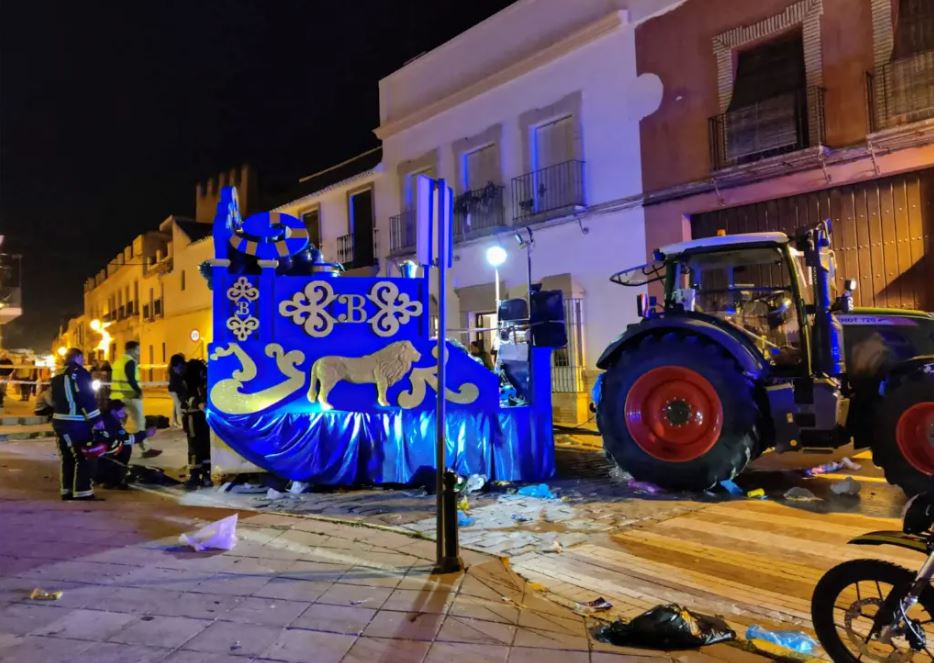 VIDEO: Un tractor arrolla a espectadores en desfile por el Día de los Reyes Magos en España y una mujer muere