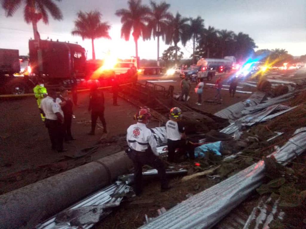 Videos: tráiler cargado con lámina queda destruido en la autopista Palín-Escuintla y autopatrulla de la PNC vuelca