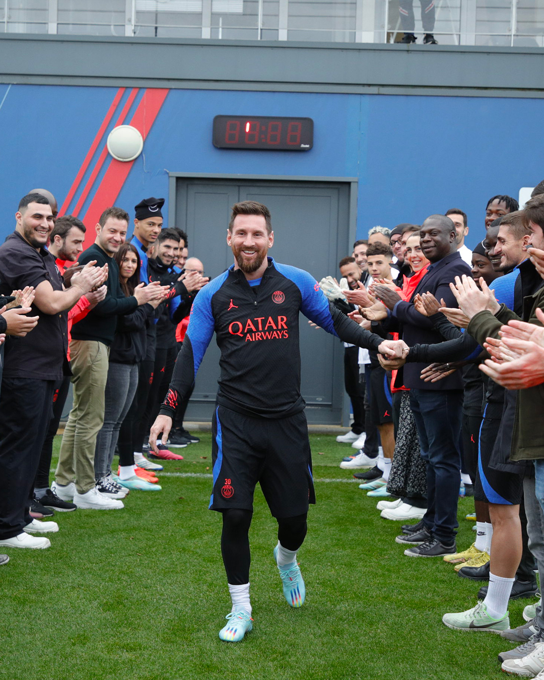 IMÁGENES: Lionel Messi regresa a los entrenamientos con el PSG y es recibido con trofeo, aplausos y pasillo de sus compañeros