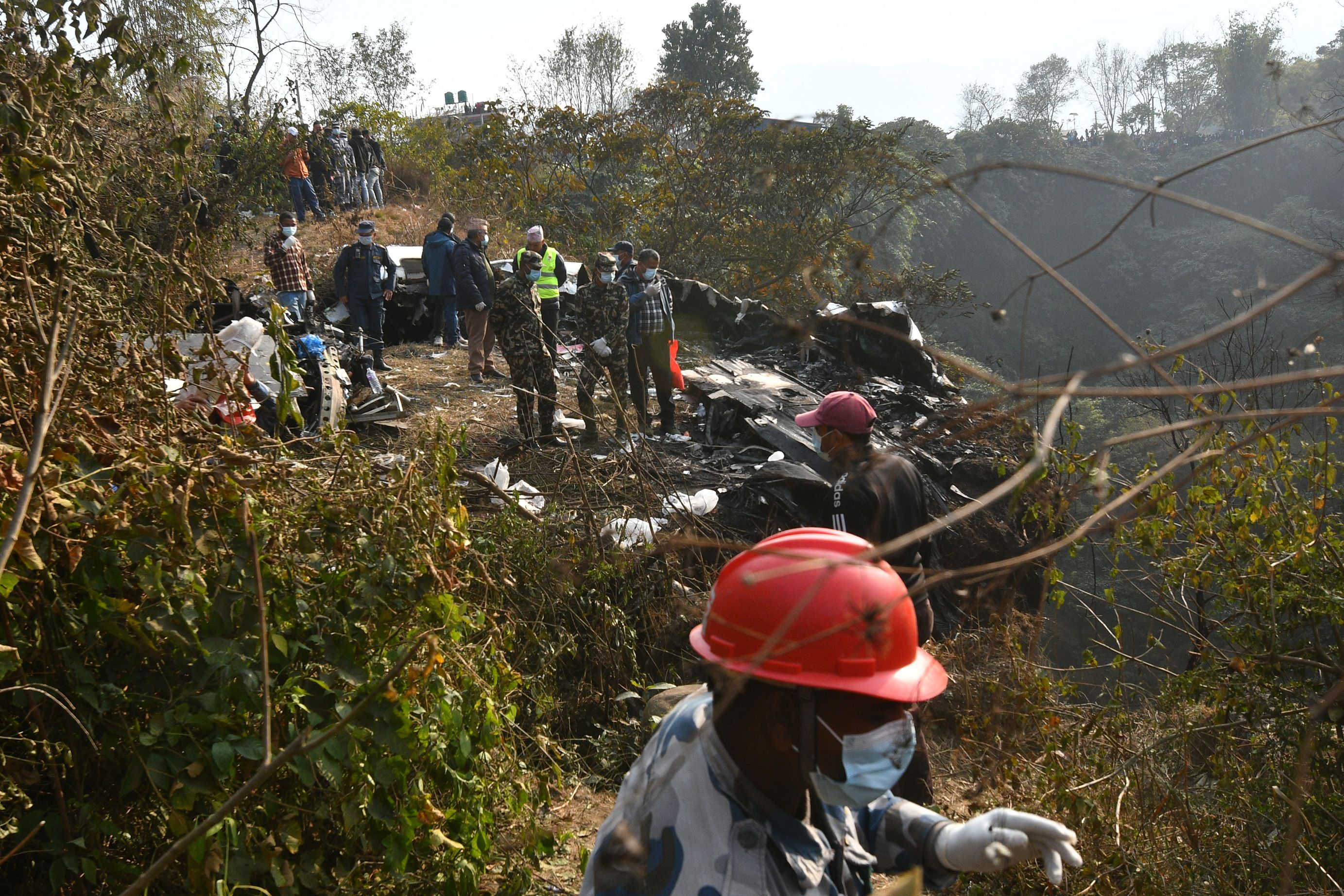 IMÁGENES: Avión se estrella en Nepal y deja unos 67 muertos