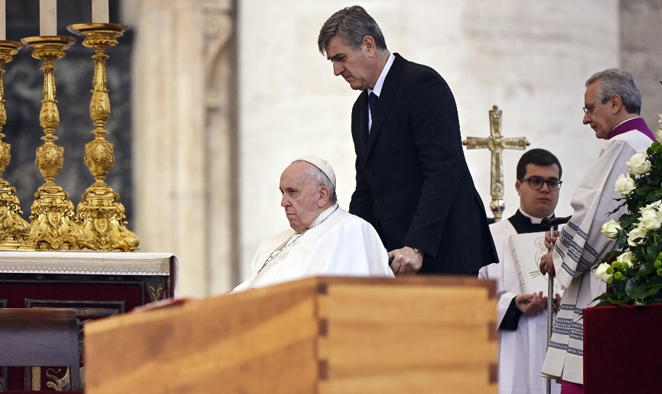 El Papa Francisco junto al féretro durante el funeral del Papa Emérito Benedicto XVI en la Plaza de San Pedro. (Foto: EFE)