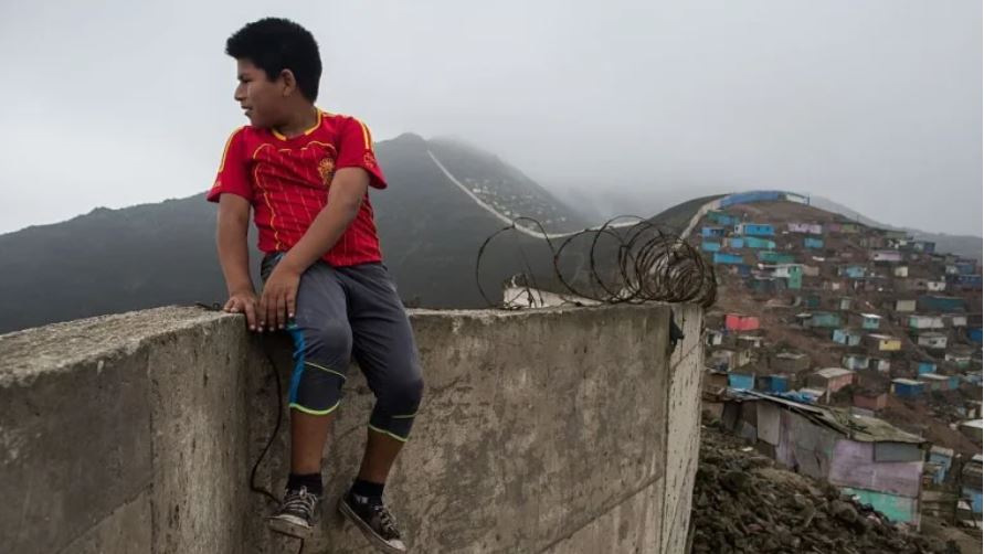 La justicia peruana ordena derribar el polémico muro que separa una de las zonas más ricas de Lima de una de las más humildes