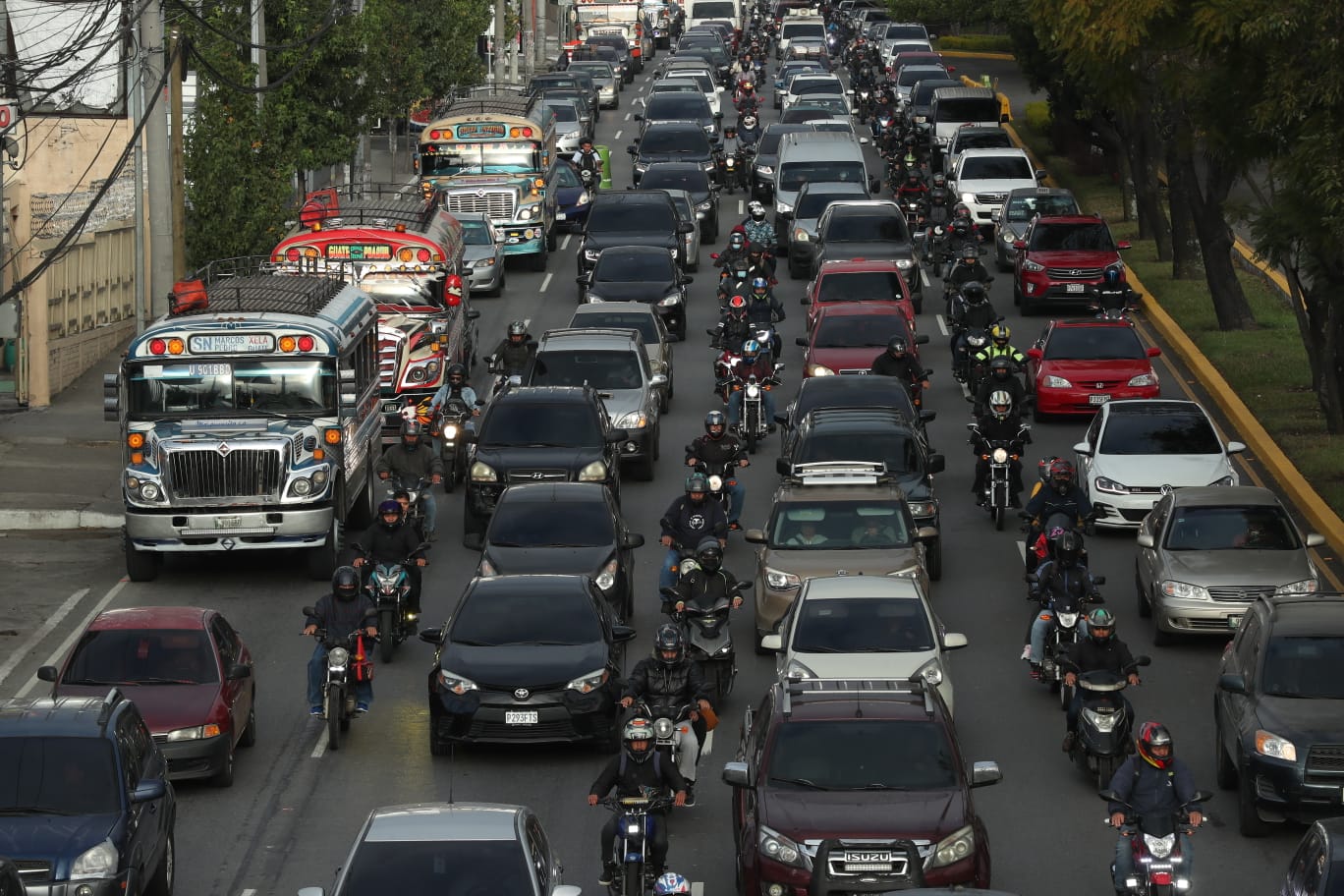 Tránsito en el área metropolitana de Guatemala es muy complicado por la reincorporación de miles de automovilistas