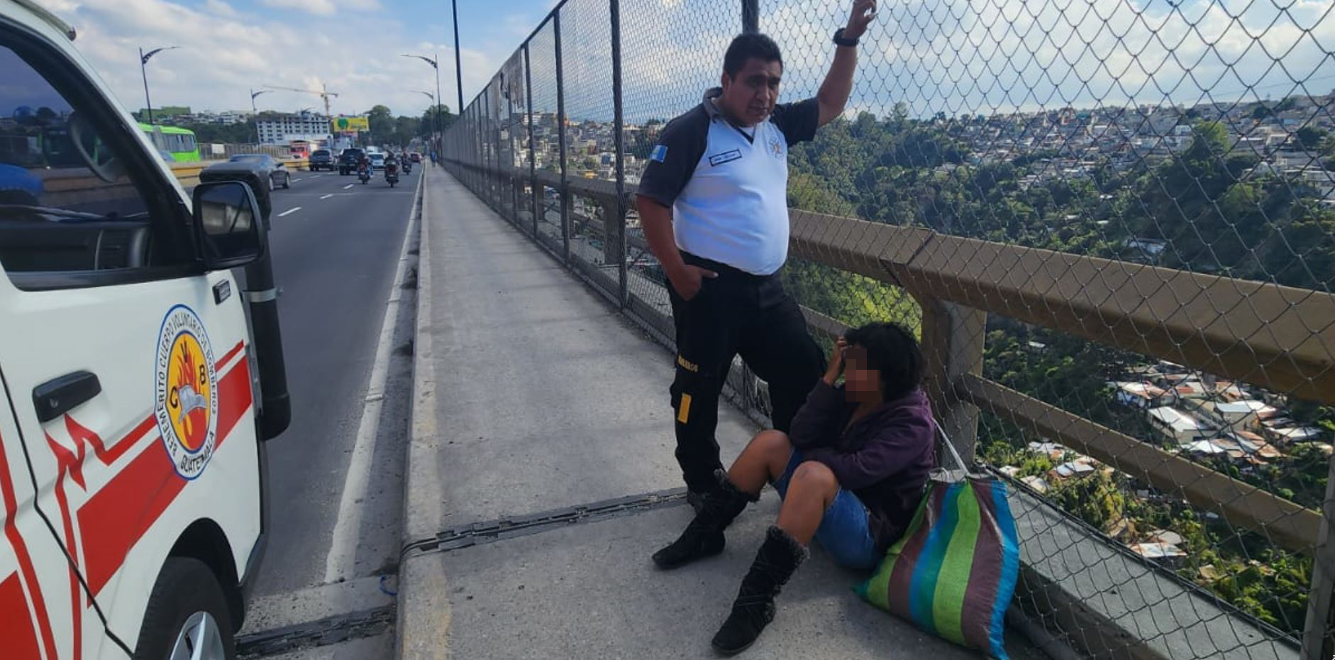 Qué se sabe de la mujer que ha intentado lanzarse en 15 oportunidades del puente El Incienso