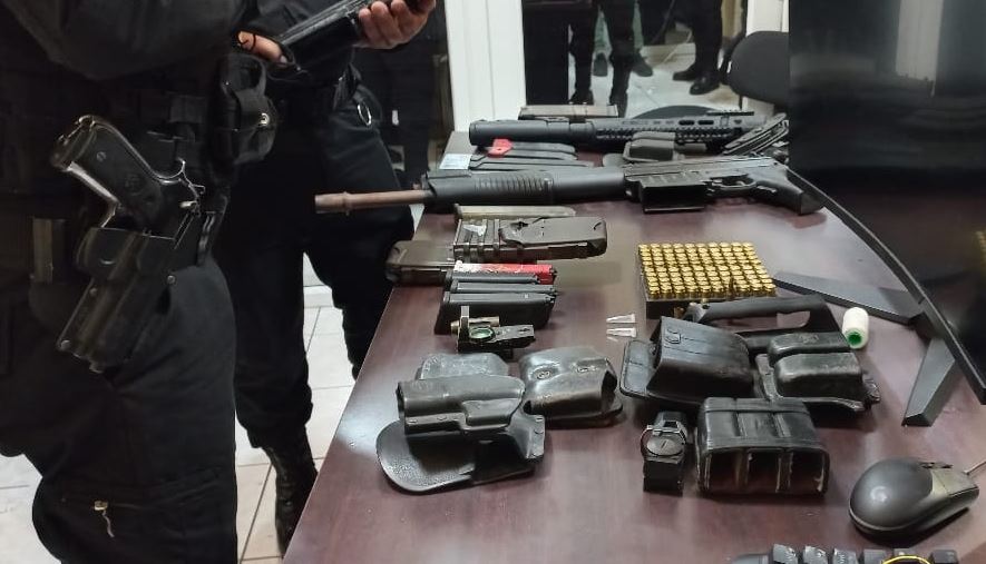 Allanan varias viviendas en Chiquimula en búsqueda de “el Canche Heredia” y localizan armas y municiones