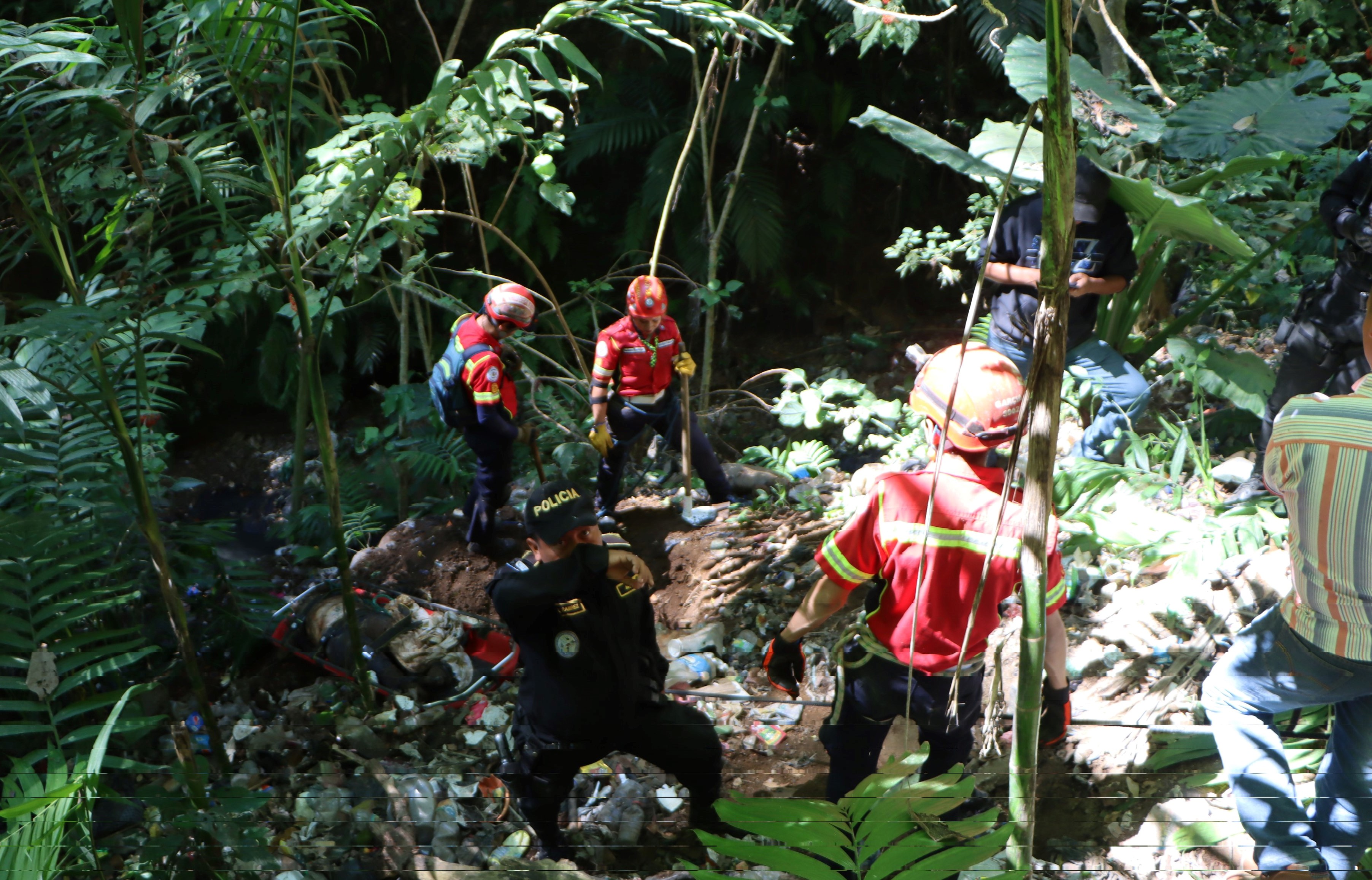 Localizan dos cadáveres enterrados en el fondo de un barranco de la zona 21