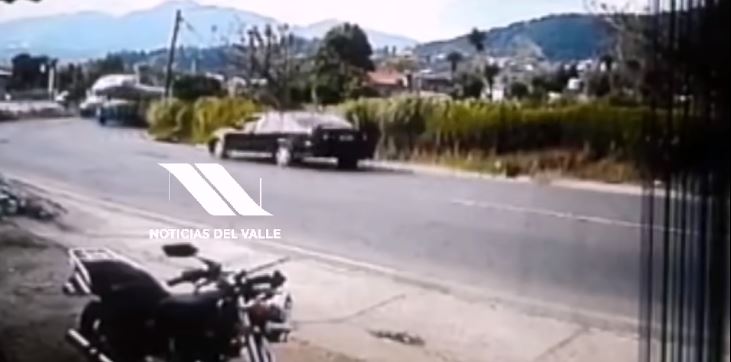 Video: autobús rebasa en curva y choca con un automóvil y este es el resultado