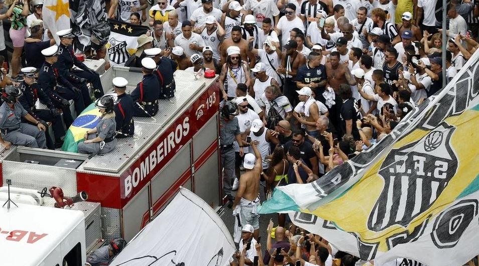 Pelé: las emotivas imágenes de la multitudinaria despedida a O Rei en la ciudad que lo vio triunfar