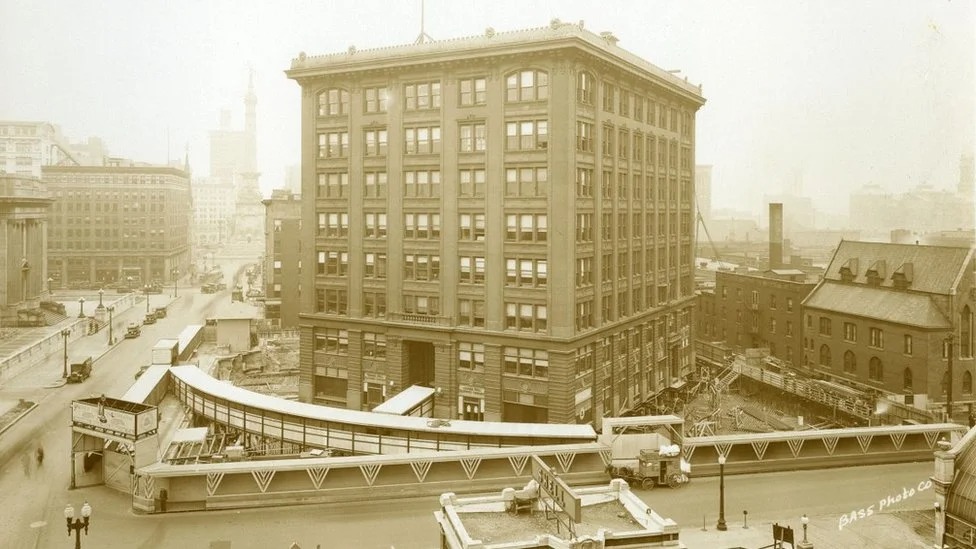 La titánica obra para conseguir girar un edificio hace casi un siglo (y con los trabajadores dentro)