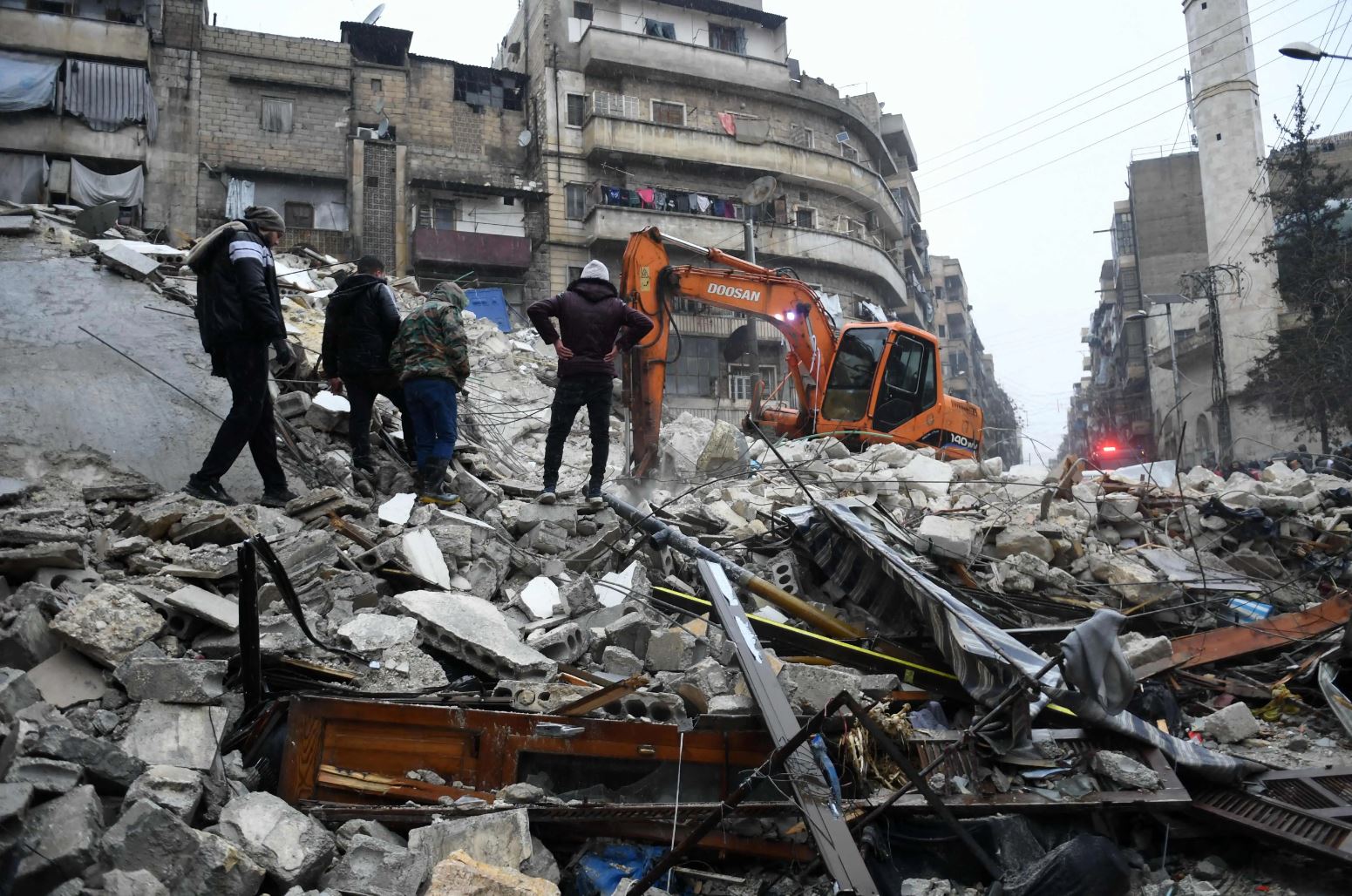 Suman más de 1 mil 500 muertos por sismo de 7.7; hay 912 víctimas en Turquía y 592 en Siria