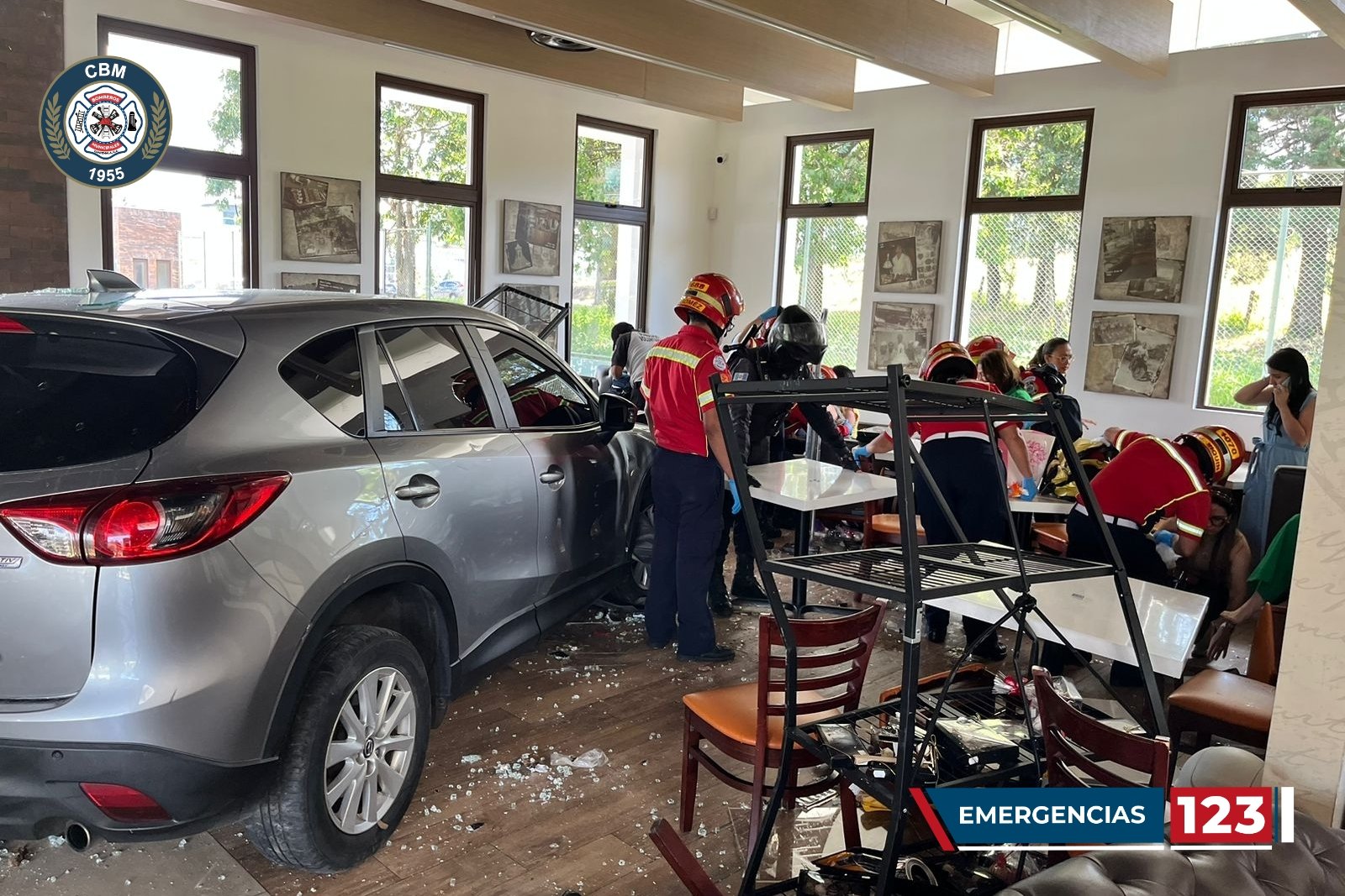 Carro descontrolado se empotra en restaurante de El Naranjo y deja cinco heridos