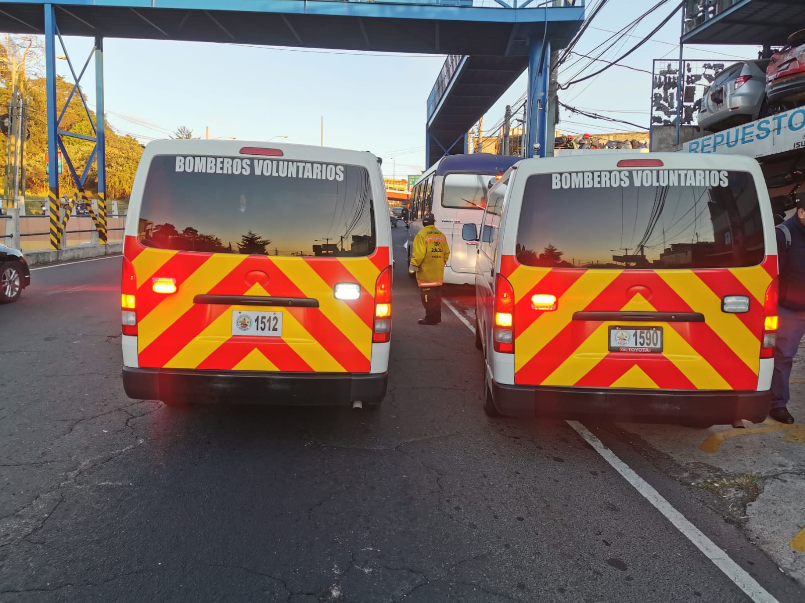 Socorristas sofocan incendio en un autobús escolar en el bulevar San Cristóbal