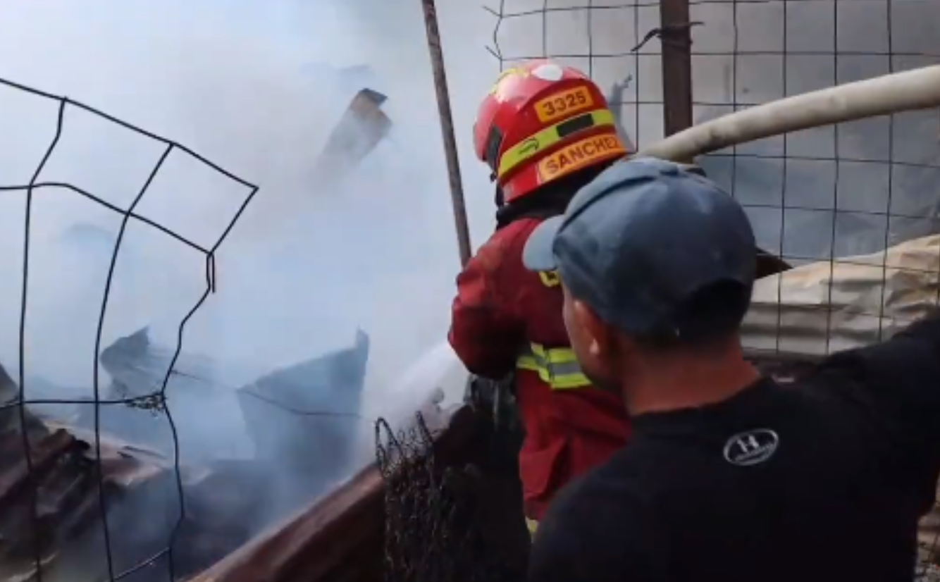 BOMBEROS APAGAN INCENDIO.