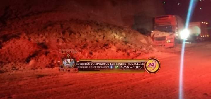 IMÁGENES: Derrumbe deja soterrada parte de un camión y el piloto es extraído con vida