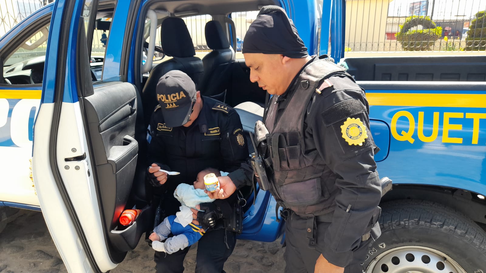 Ebrios y con un bebé: detienen a pareja que escandalizaba en la calle