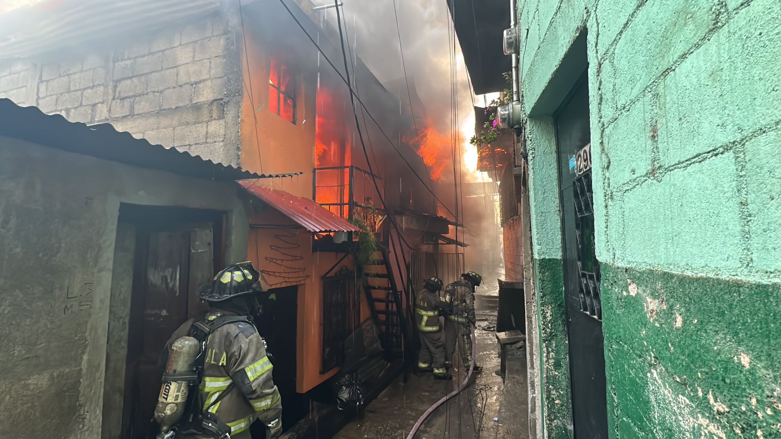 Imágenes del incendio que consume viviendas en el asentamiento El Esfuerzo