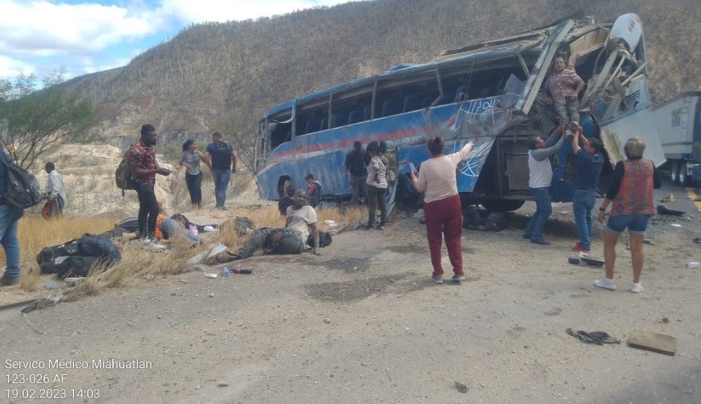 Mueren 17 migrantes de Centroamérica, Colombia y Venezuela al volcar un bus en una carretera de Puebla, México