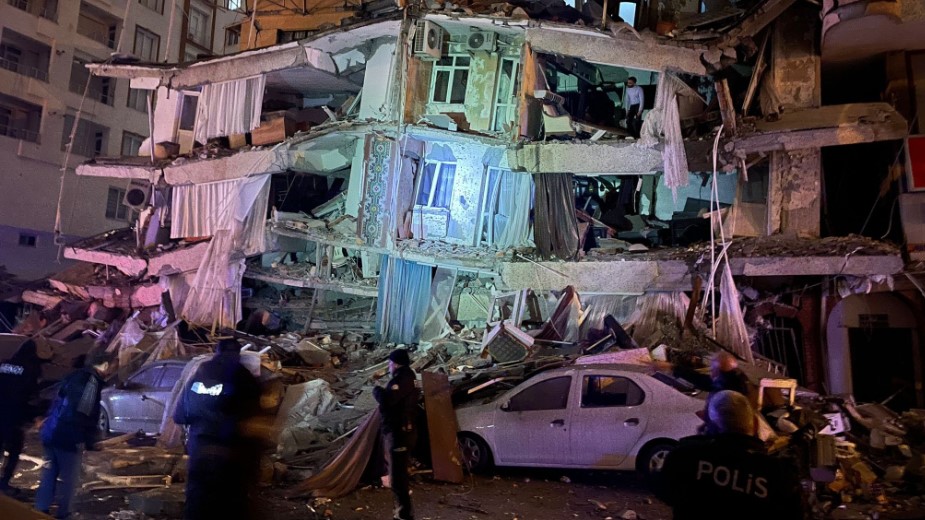 Imágenes: El momento en que un terremoto de 7.8 grados sacude Turquía y deja varios muertos