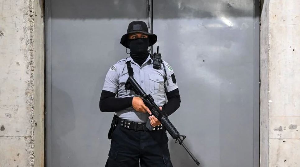 “Desde que vino el presidente, no paran de volar helicópteros al penal”: cómo ven los salvadoreños la megacárcel que Bukele construyó a metros de sus casas