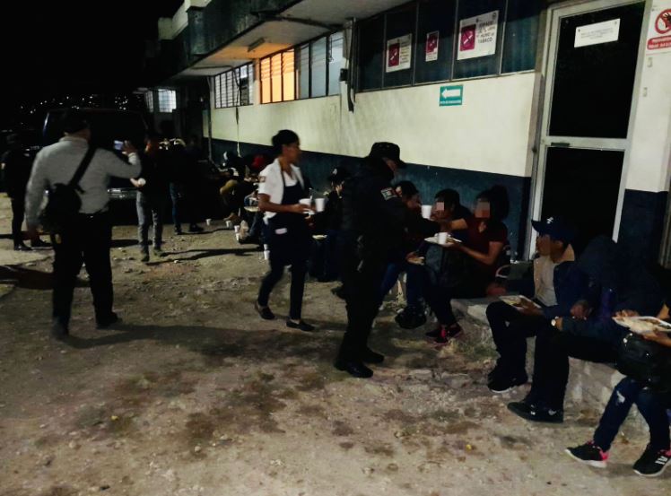 Rescatan a 22 guatemaltecos que viajaban hacinados en una camioneta que circulaba en una carretera de México