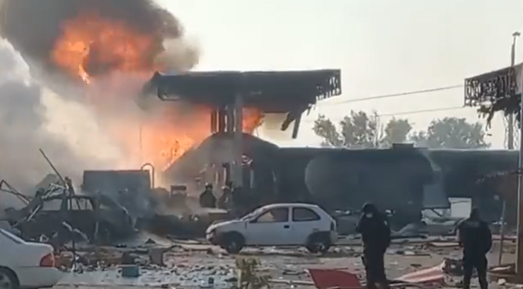 Video: El impactante momento en que una pipa estalla y personas intentan huir en una carretera de México