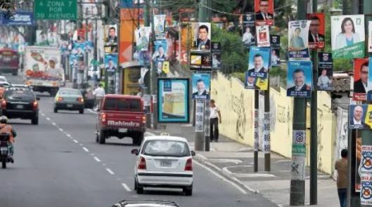 Municipalidad de Guatemala retira miles de afiches que partidos políticos colocaron en postes públicos