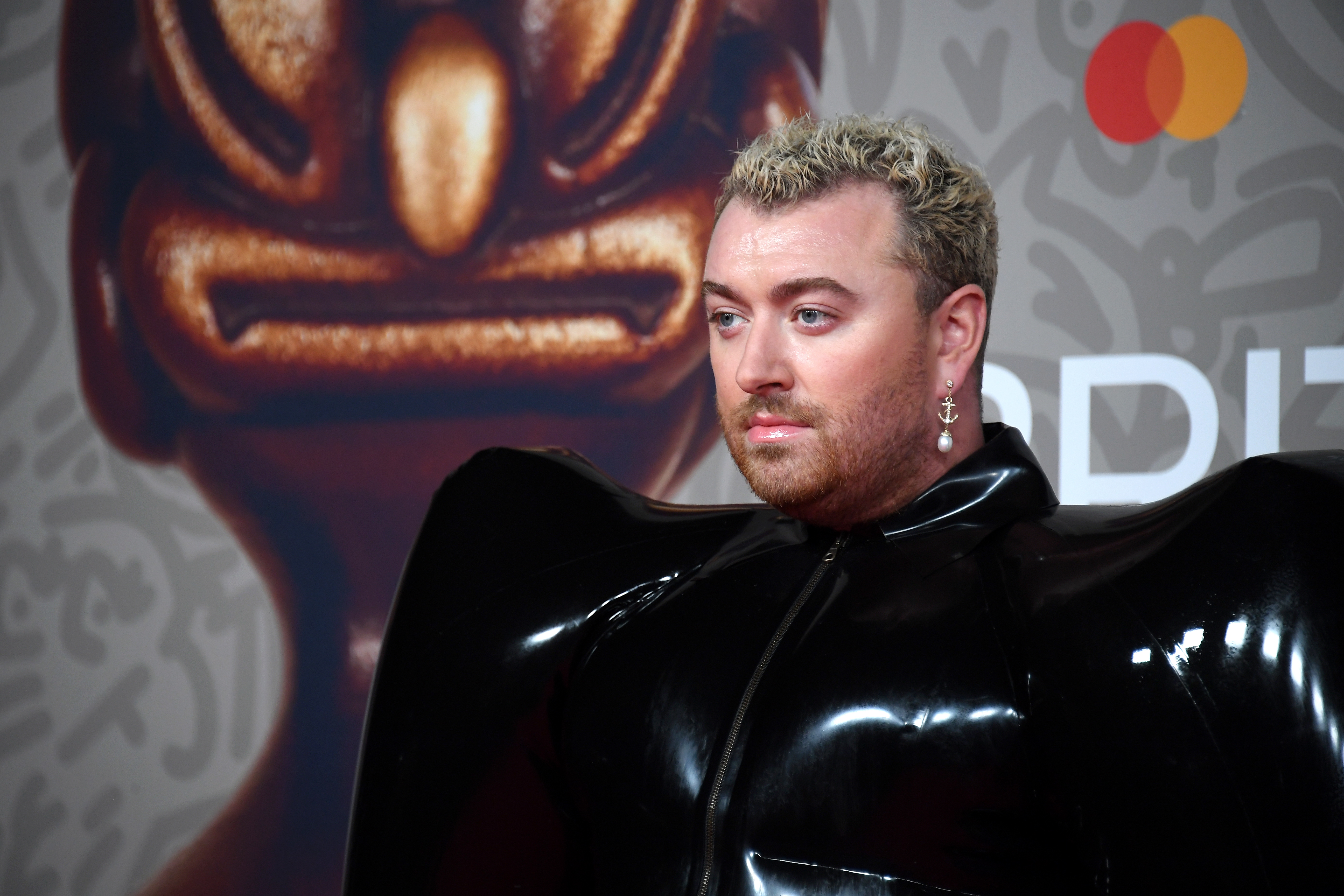 El atuendo de látex inflable de Sam Smith en los Brit Awards 2023