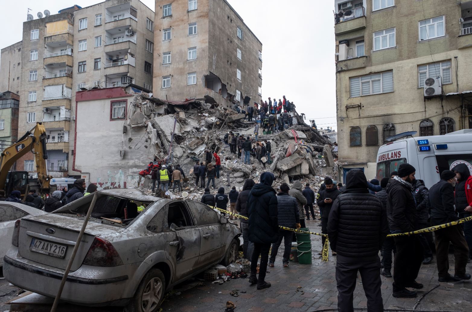 Videos: se desploman edificios por el devastador terremoto que afectó Turquía y Siria