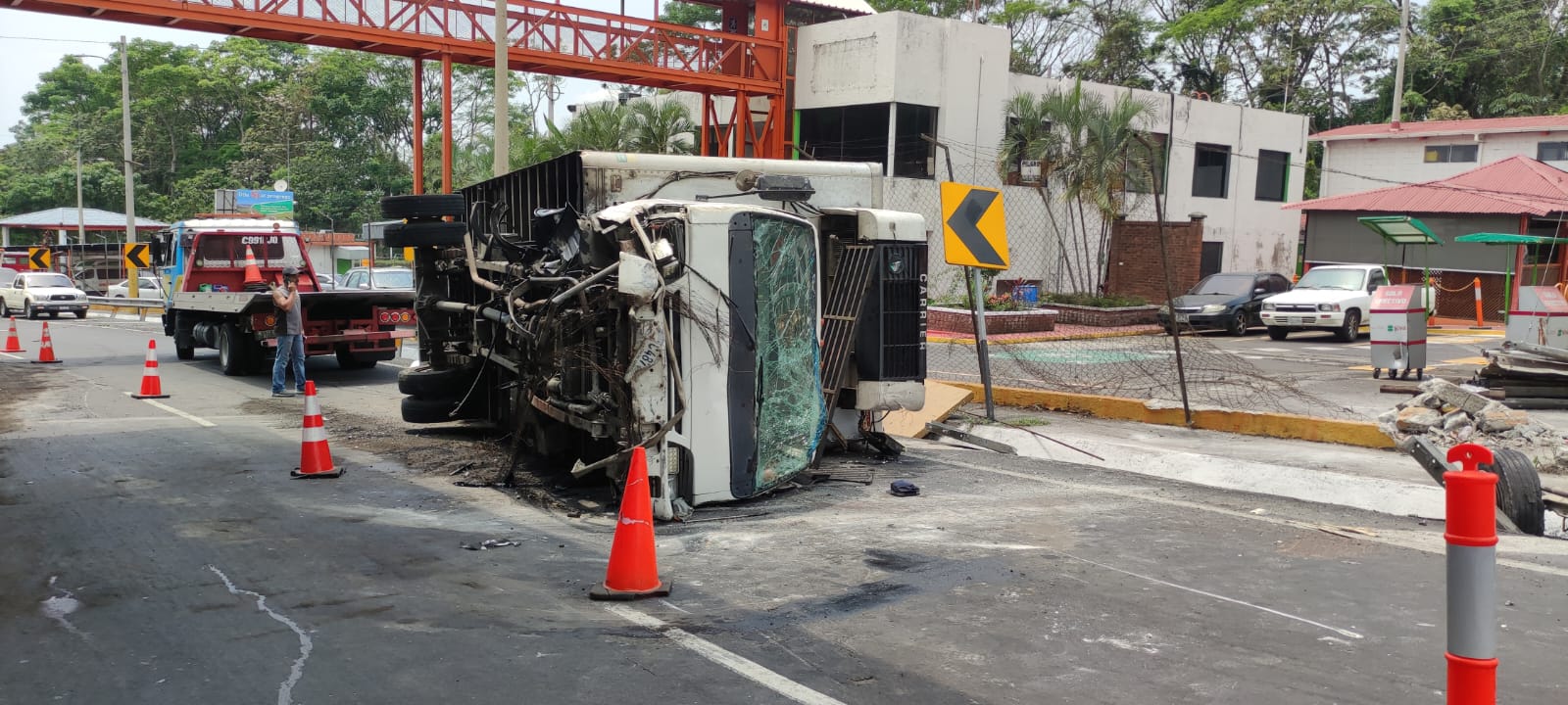 Dos camiones con fallas de frenos se accidentan y vuelcan en la autopista Palín – Escuintla