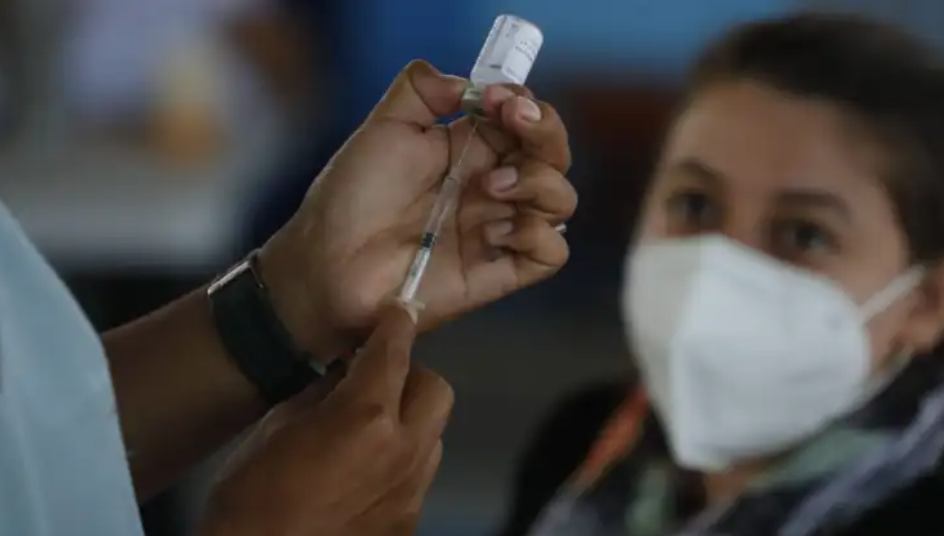 Guatemala cumple tres años de pandemia con el 47 % de la población vacunada