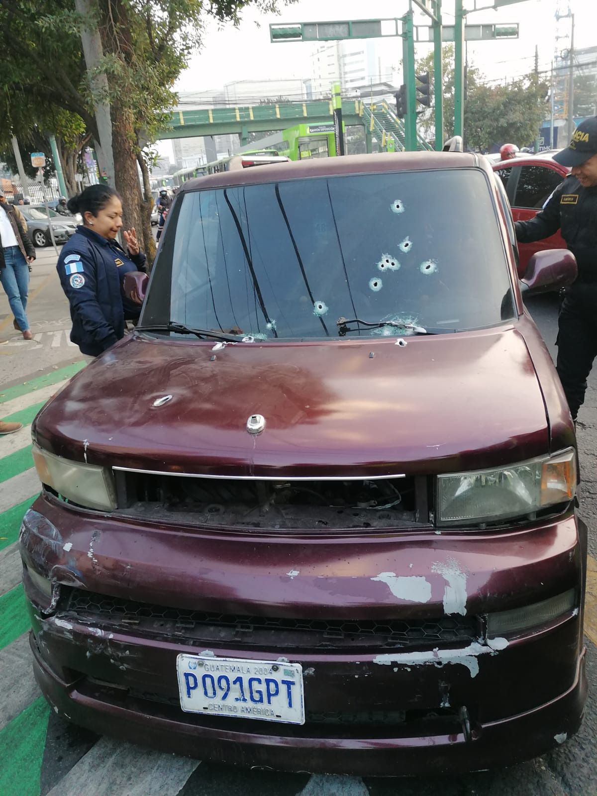 Conductor de un carro particular balea a otro en la zona 9 porque no le dio vía
