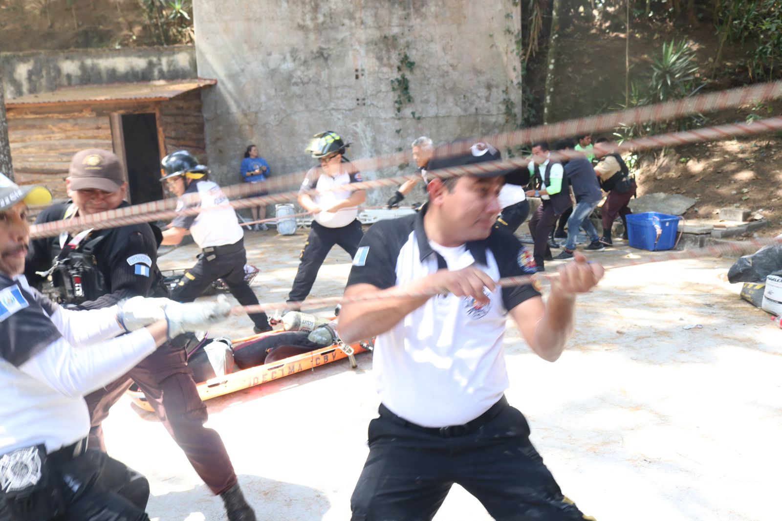 Labor de bomberos para sacar el cuerpo de un hombre en la zona 7 de Mixco