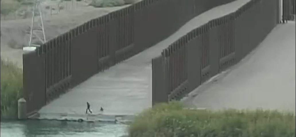 VIDEO: El momento en que un coyote abandona a un niño guatemalteco de un año a orillas del río Colorado