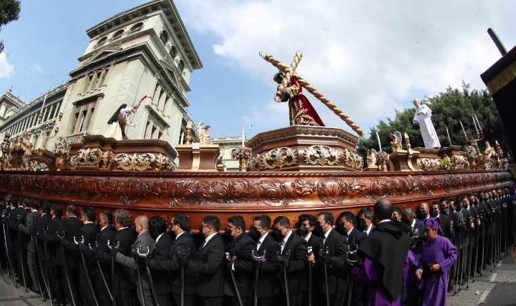 Galería: Fe y tradición se unen en solemnes procesiones de Jesús Nazareno