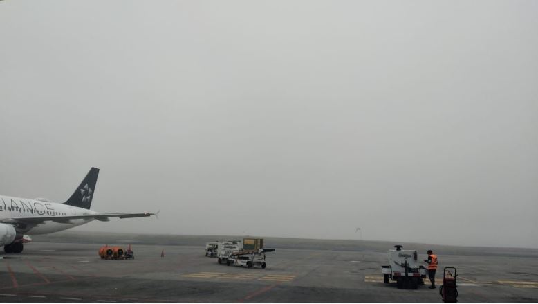 Niebla afecta la operación del Aeropuerto Internacional La Aurora durante dos horas