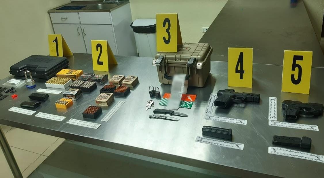 Una estadounidense es capturada en el Aeropuerto Internacional La Aurora cuando llevaba armas y municiones