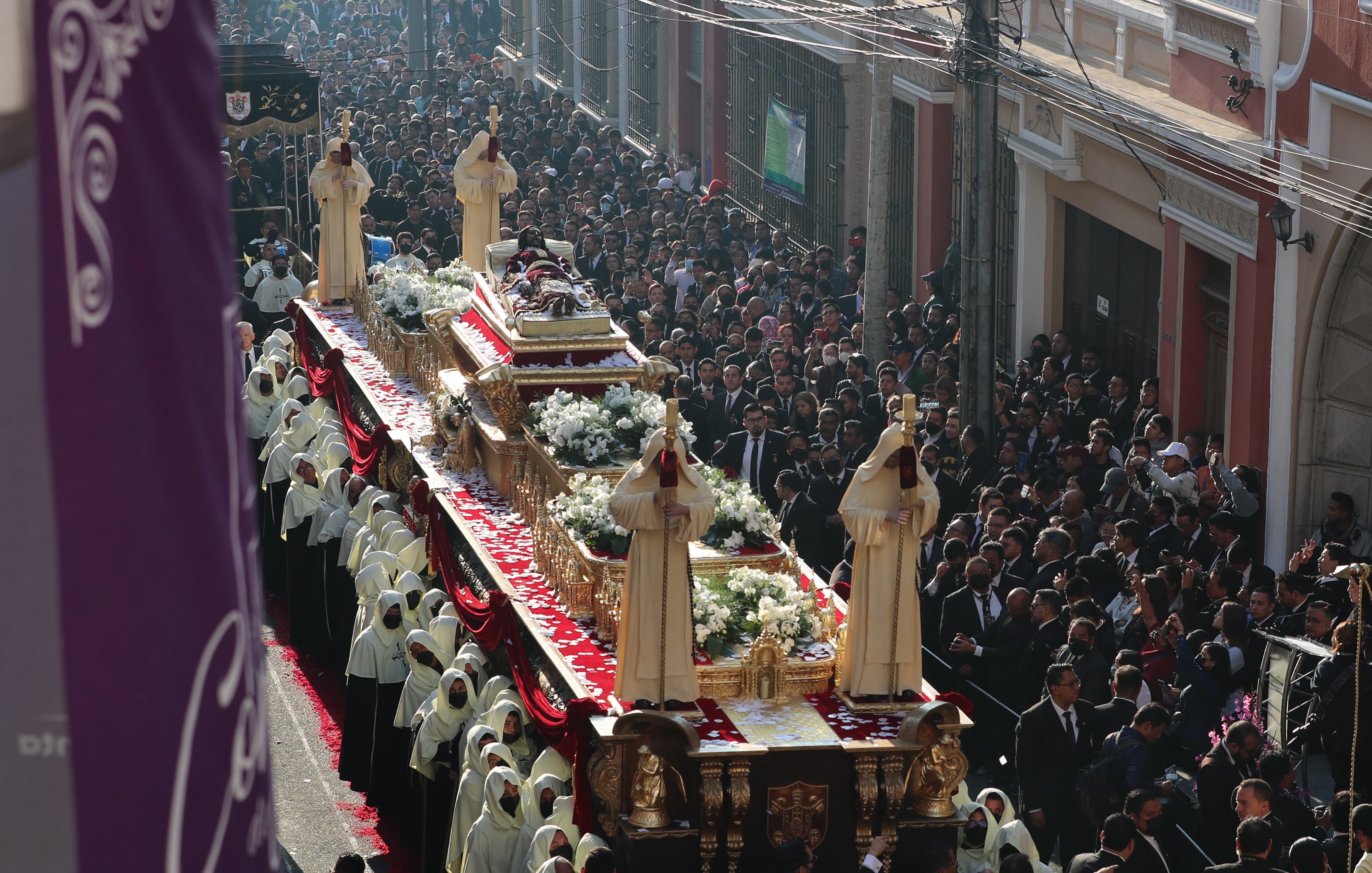 Histórica procesión del Cristo del Amor recorre la zona 1 capitalina y reparte bendiciones