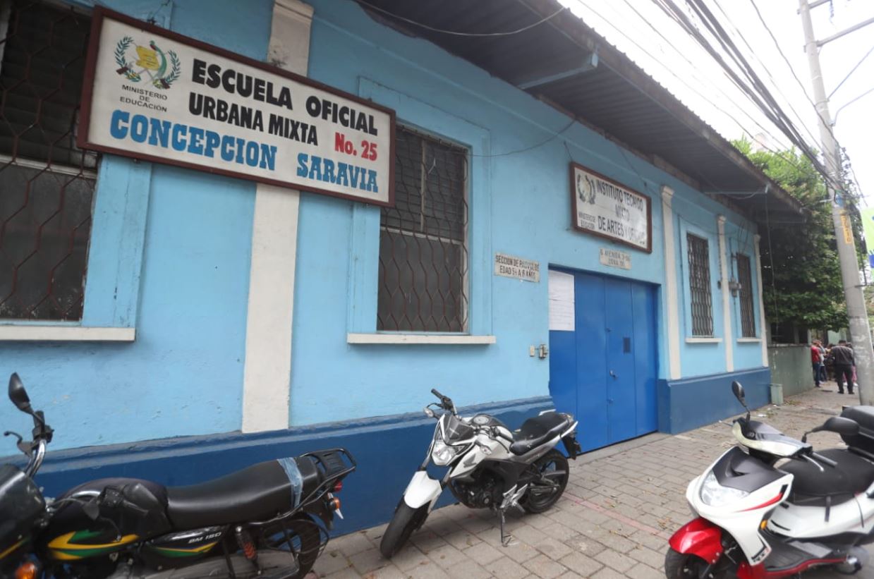 Suspenden clases en escuela de la zona 10 de la capital debido a robo de equipo y mobiliario